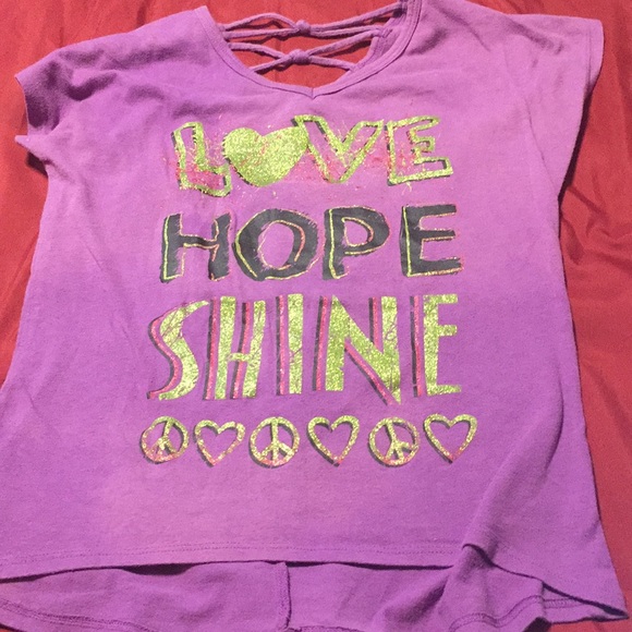 love, hope, shine” shirt with a slightly open back - Picture 1 of 2